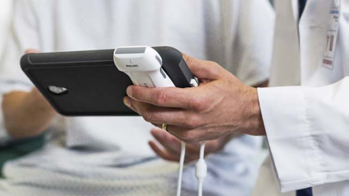 Arzt h&auml;lt Handheld-Ultraschallger&auml;t