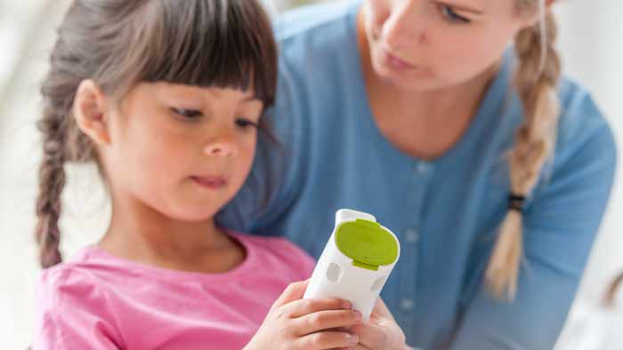 enfant avec nébuliseur innospire go